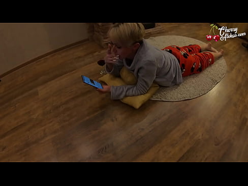 ❤️ Šialená blondínka fajčí obrovský penis a skáče na ňom - análny sex ☑ Super porno na nás ️❤