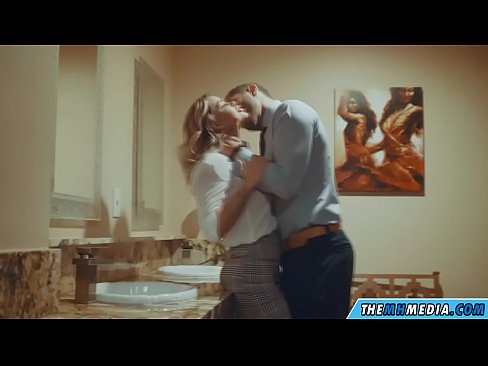 ❤️ Keď vás prsnatá blondínka zvádza na verejných toaletách ☑ Super porno na nás ️❤